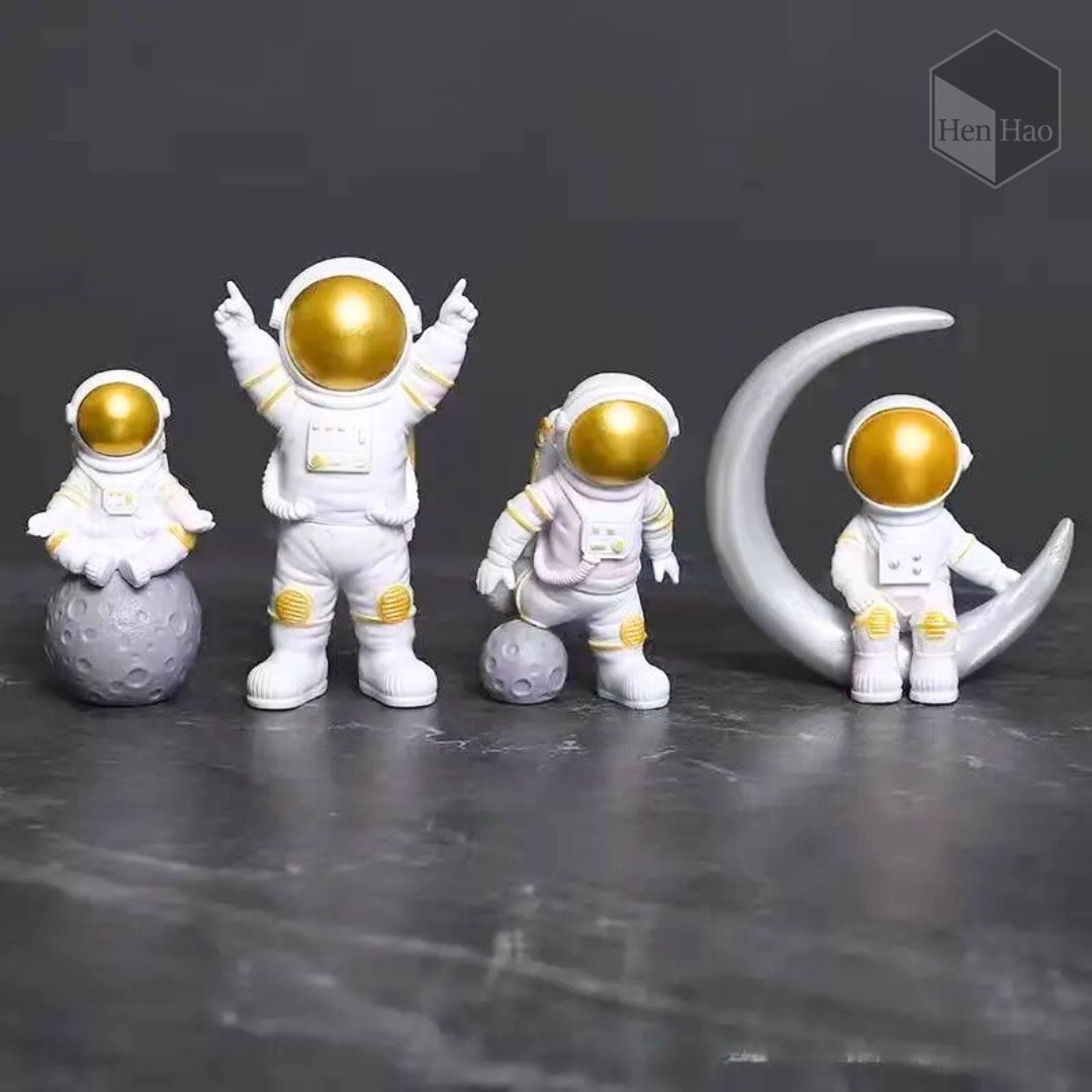 Set decorativo de 4 astronautas en miniatura