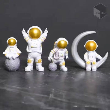 Set decorativo de 4 astronautas en miniatura