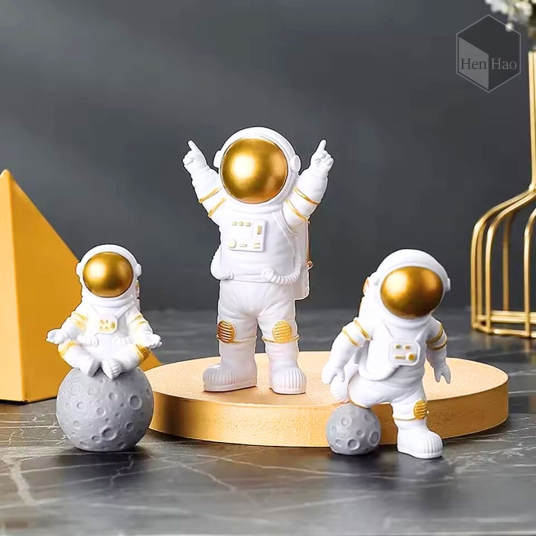 Set decorativo de 4 astronautas en miniatura