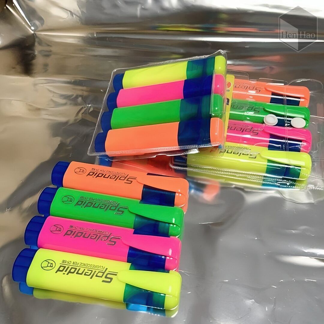 Set de 4 resaltadores fluorescentes con punta biselada, colores surtidos